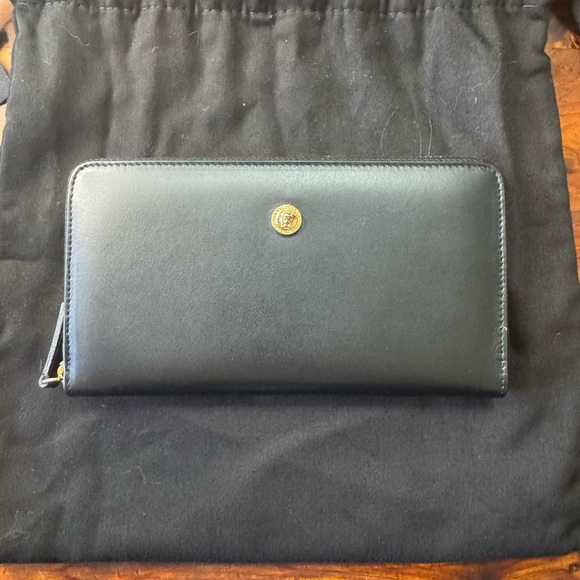 Versace Black Zip Around Wallet NWT - Picture 5 of 5